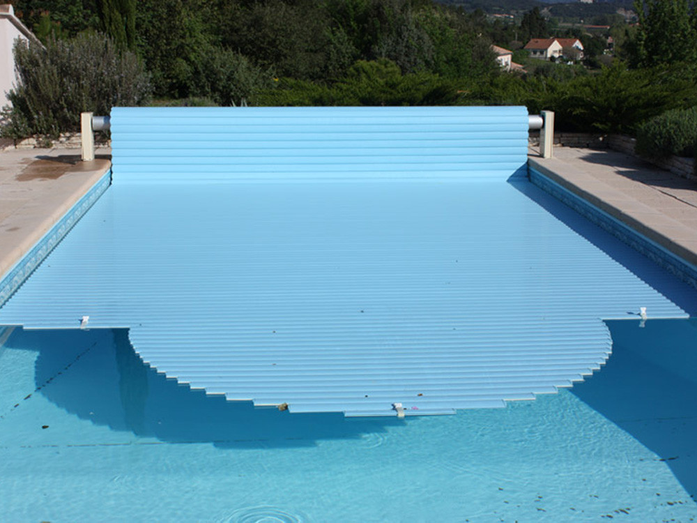 Mouv &amp; Roll" above-ground roller shutter for Cancun pool