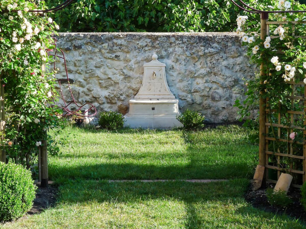 Baccarat" fountain - Reconstituted stone - 86 x 51 x 111 cm