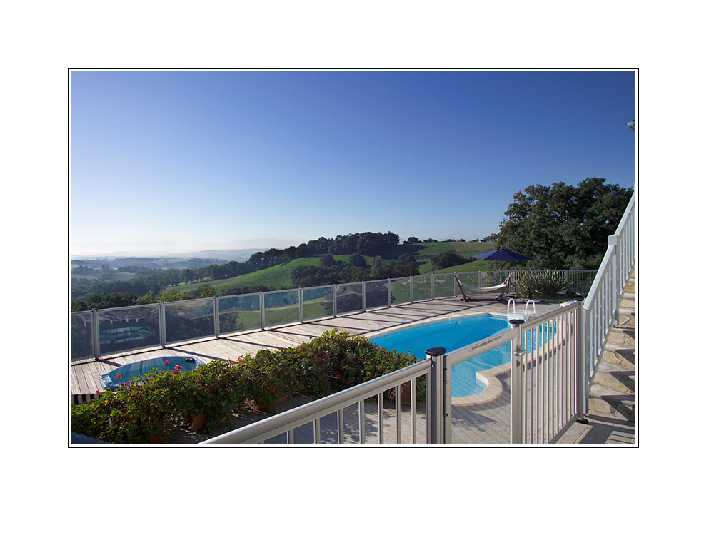 Pool fence panel bar - Intermediate post
