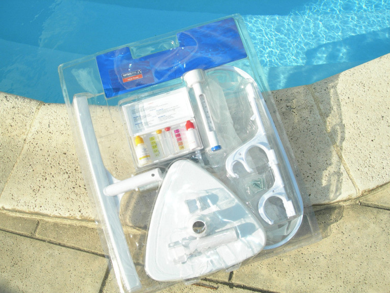 Liner cleaning accessory kit