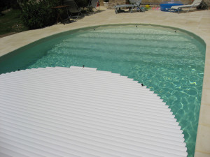Mouv &amp; Roll" above-ground roller shutter for Venecia pool 2